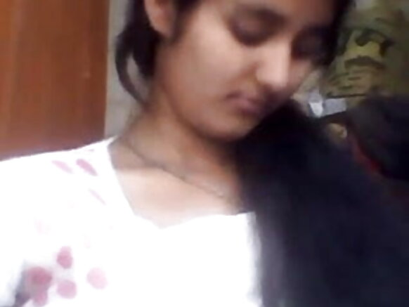 ভারতীয় যুবক তার প্রেমিককে স্তন দেখায় সেক্সি সিনেমা হিন্দিতে