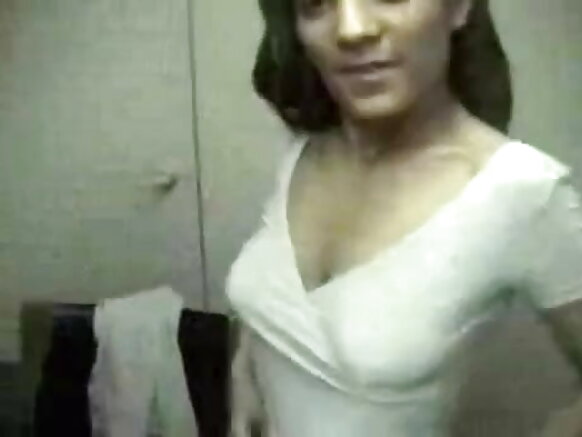 ভারতীয় যমজ তাদের লেসবিয়ান সাইড সেক্সি ফুল ইমেজ দেখায় - কু