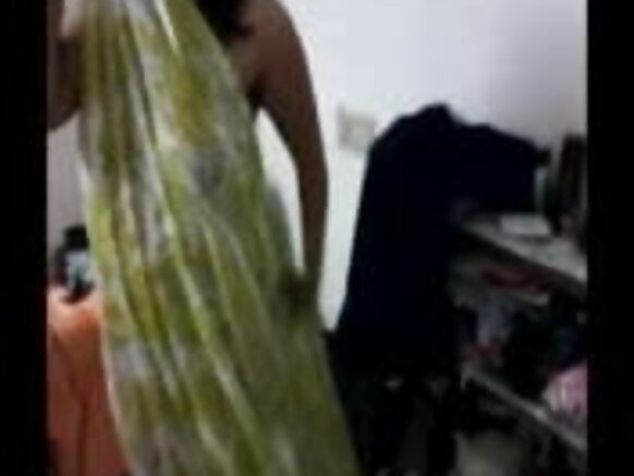 বিবাহিত স্ত্রী ভারত ভারতীয় স্ত্রী তার প্রেমিকের সাথে: সে সন্ধ্যার মধ্যে হিন্দিতে একটি সেক্সি সিনেমা পাঠায়