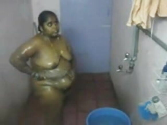 দক্ষিণ ভারতীয় দেশী আন্টি গোসল করছে আন্টির সেক্সি ভিডিও মুভি দেখছে