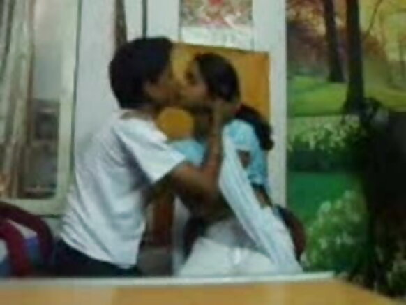 BF ধরা মেয়েরা ইংরেজিতে মোরগ এবং সেক্সি boobs চুষা