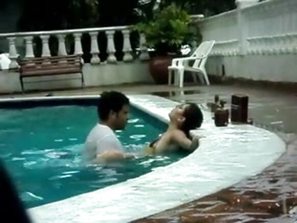 পুলের মধ্যে 18 বছরের সেক্সি ভিডিও।