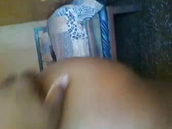 এক বন্ধুর বান্ধবীকে তার জামা খুলতে বলা হয়েছিল এবং মোবাইলটি তার স্তন উন্মুক্ত করে দিয়েছে