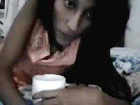 উজ্জ্বল স্তন সহ একাকী ভারতীয় মেয়ে একটি সেক্সি মুভিতে তার ব্রিটিশ স্তন দেখায়৷