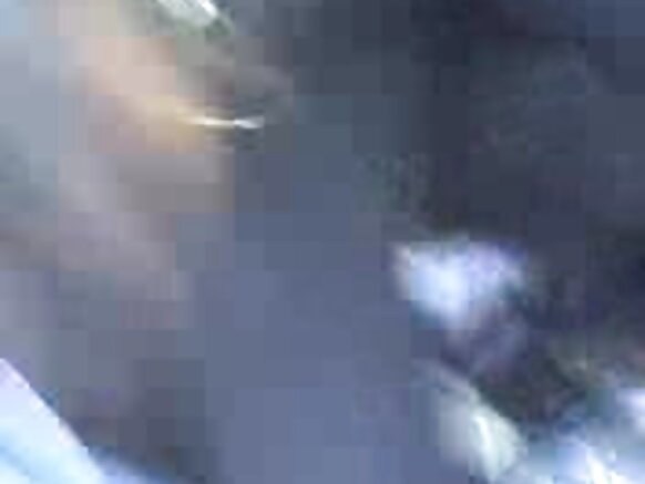 ভারতীয় ছেলেরা সেক্সি নীল হিন্দি স্কুটারে একটি মোরগ নিয়ে খেলা করে