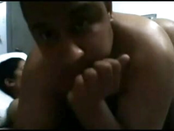 সেক্সি ব্লু ভারতীয় দম্পতি লাইভ ক্যামেরায় আবেগের সাথে চুম্বন করছেন - একটি দম্পতির জন্য সাঁঝ দ্বারা