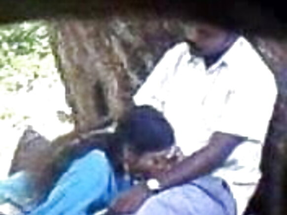 ইন্ডিয়ান সেক্সি মুভি পার্কে বাঁড়া চোষা