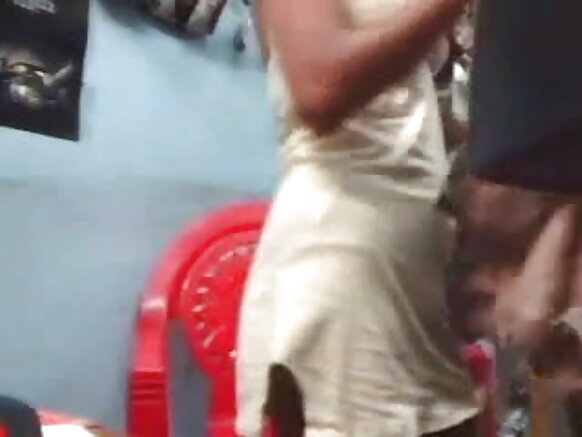 বড় স্তন সহ দেশি দম্পতি একটি দোকানে আরাম পাচ্ছে সেক্সি সিনেমা