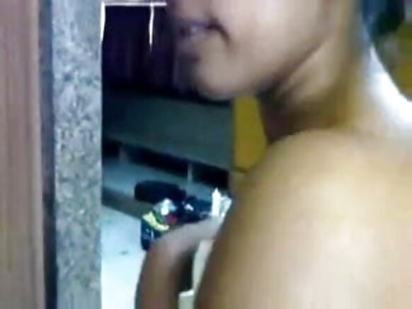 দেশী মেয়ে চকলেট দিয়ে বাঁড়া চাটছে এবং দেশী ভিলু ফিল্ম সেক্সি চোদাচ্ছে