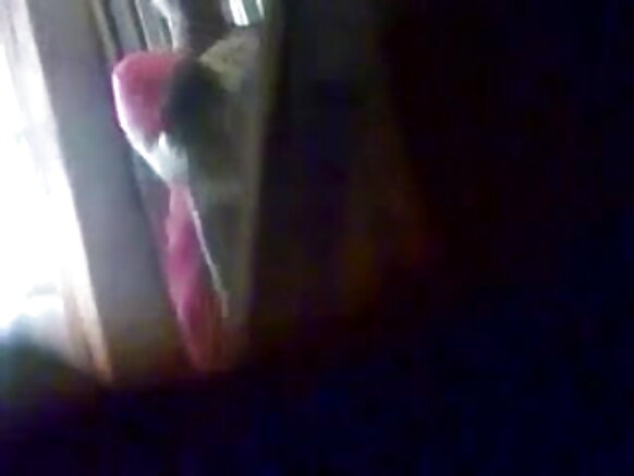 একক বাংলাদেশী কাজের মেয়ে সেক্সি নীল ছবি উপভোগ করছে