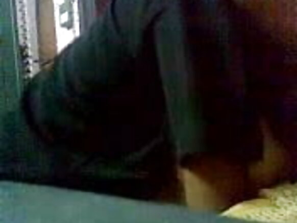 তামিল আন্টি গৃহবধূর সাথে প্রতিবেশী তরুণ ভার্সিটির ছাত্রের সাথে ঘরে বসে সেক্সি মুভি ভিডিও দেখে