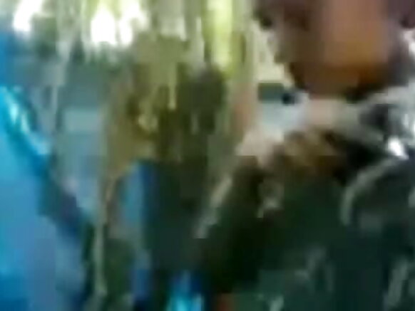 হট ভারতীয় আন্টি Mallu স্নান করার সময় তার boobs দেখায়