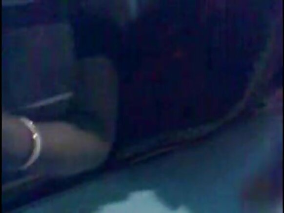 মানুষ আন্টি হিন্দিতে আন্টির স্তন দেখায়