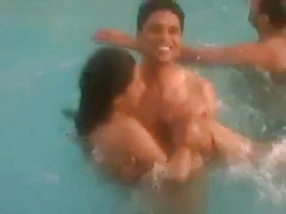 দেশি মেয়ে তার সহকর্মীরা পুল দেশি ভিডিও সেক্সি ছবি ফিল্মে উপভোগ করেছে।