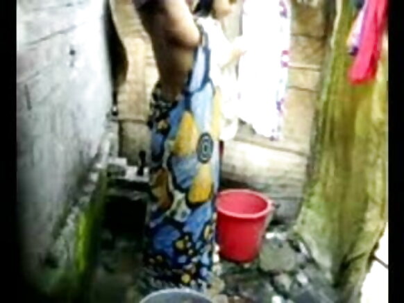 bangla desi sexy movie hindi movie মানুষ গোসল করছে শহর দেশী ঢাকায়
