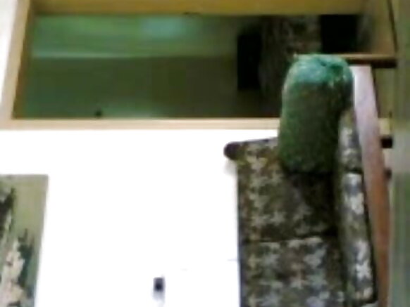 মেয়েটি খুব চেষ্টা করছে সেক্সি ইংলিশ ইমেজ পাওয়ার জন্য