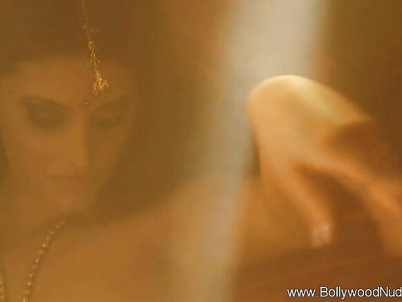 সুন্দর বলিউড নর্তকী হিন্দি মুভি ভিডিওতে আমাদের অবিশ্বাস্যভাবে খুশি এবং সেক্সি করে তোলে