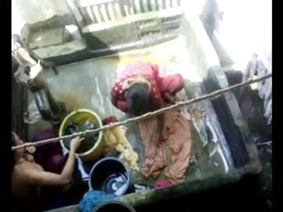 বাংলা দেশী শহরের মেয়েরা ঢাকা শহরে গোসল করছে hq সেক্সি হিন্দি খান আমার দেশি খোল (5)