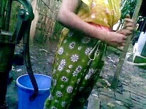 দেশী গ্রামের মেয়ে hd sexy movie বড় স্তন নিয়ে জনসমক্ষে গোসল করছে