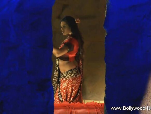 চিত্তাকর্ষক বলিনুদে নাচের সেক্সি ভিডিও সেক্সি ছবি মুগ্ধ করে