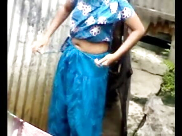 দেশি প্রিয়াঙ্কা চোপড়া সেক্সি মুভির মেয়ে বাইরে গোসল করছে