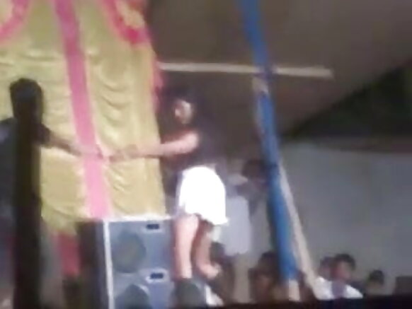 ভারতীয় মেয়ে একটি পাবলিক সেক্সি ছবিতে একটি নগ্ন স্ট্রিপ্টিজ দেখায়