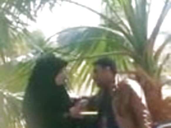 ভারতীয় মুসলিম মেয়ে তার বয়ফ্রেন্ডকে পার্কে খড় তৈরি করছে, ভিডিও দেখায়।