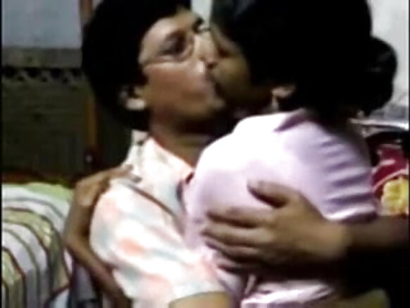 ভারতীয় ছেলে চুমু খায় হিন্দি ইংলিশ সেক্সি মুভি এবং ছেলেটি তার স্বাভাবিক মাই চাটছে