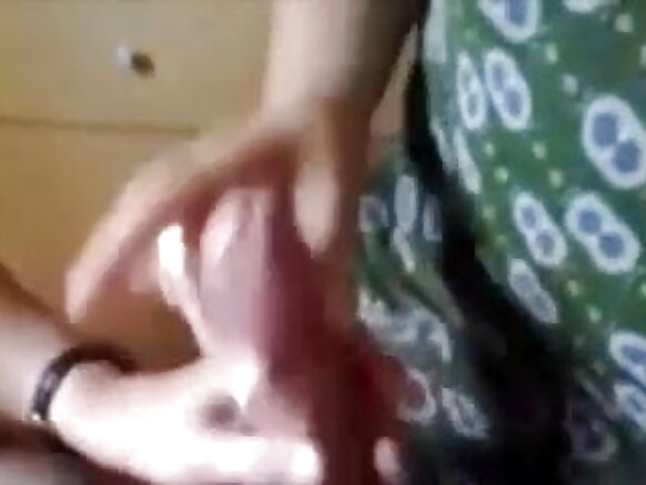 দিল্লির গৃহবধূ তার শ্বশুরকে একটি সুন্দর খড় দিচ্ছে বিপি কি সেক্সি মুভি