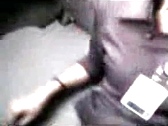 একটি সেক্সি মুভি ভিডিওতে সহকর্মীর সাথে গাড়িতে বসে ব্যাঙ্ক ম্যানেজার চোদাচ্ছে