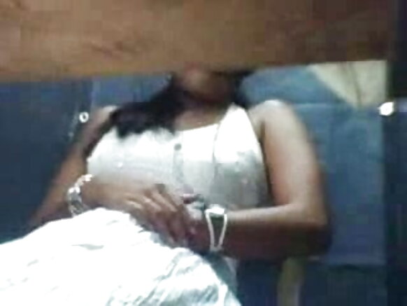 হট ইন্ডিয়ান গাড়ির ছবি ক্যামেরার সামনে সেক্সি হস্তমৈথুন করছেন হট ইন্ডিয়ান মেয়ে