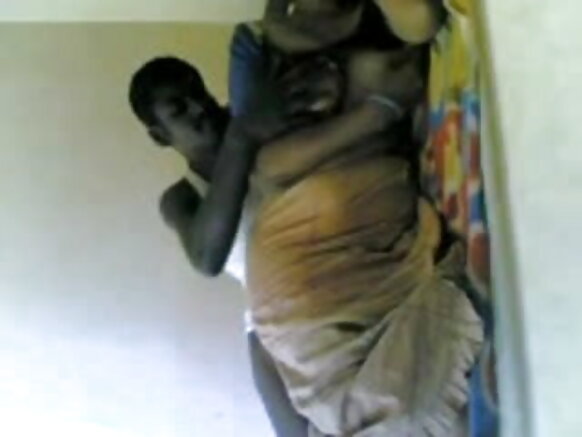 দক্ষিণ ভারতের একটি গ্রামের নতুন দম্পতিরা তাদের যৌনতা রেকর্ড করছে