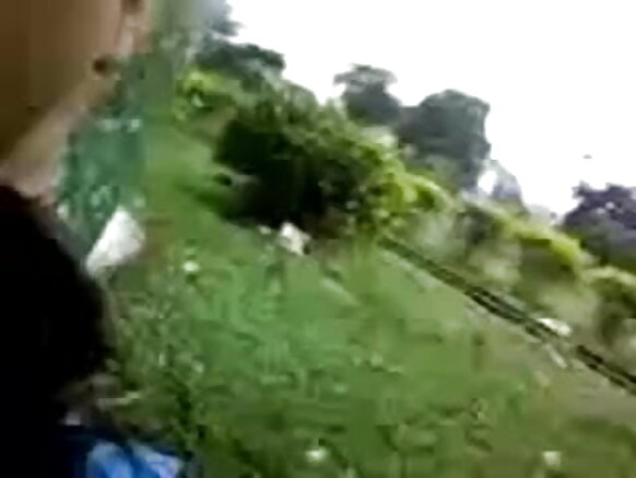 দেশি বাবু চুমু খায় এবং ইংরেজিতে সেক্সি নীল স্তন প্রকাশ করে