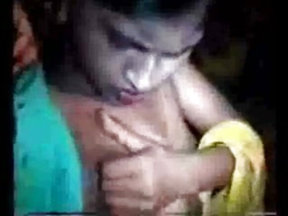 উত্তর ভারতীয় আন্টি আমার প্রতিবেশী সেক্সি সিনেমার সামনে তার boobs দেখিয়েছেন