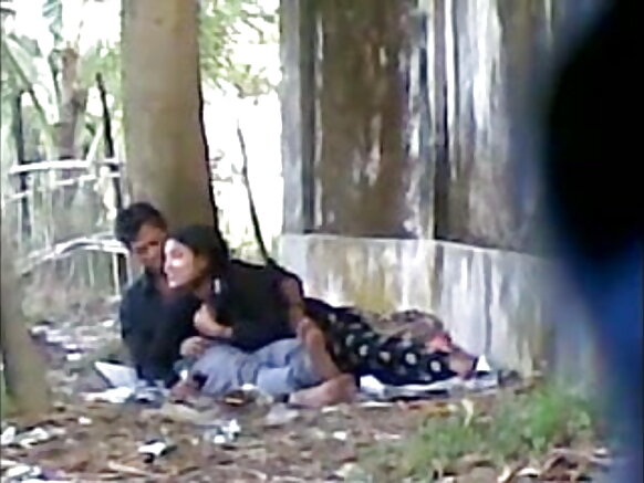 আমি দেশি কিউট প্রেমিকা একটি পাবলিক পার্কে একটি বড় বাঁড়া চুষছি