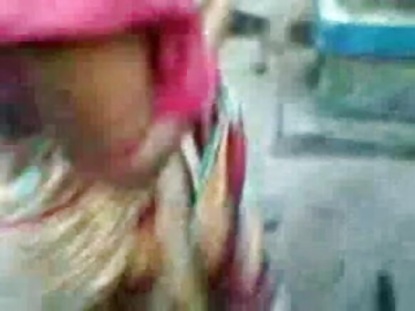 ভারতীয় দাসী সেক্সি নীল এইচডি ছবিতে তার মালিকের বাঁড়া চুষছে