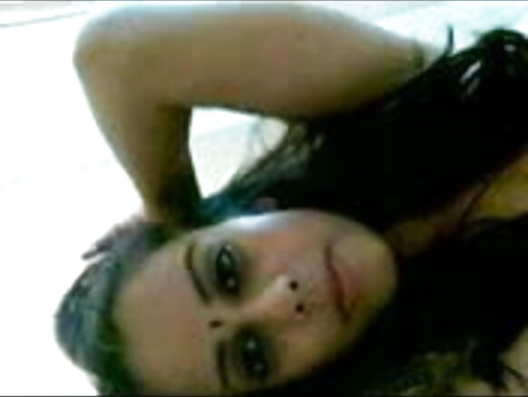 ভারতীয় বিবাহিত মহিলা তার স্বামীর সাথে প্রতারণা করছেন-