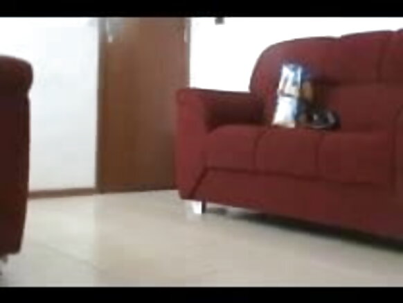 সেক্সি হিন্দুস্তানি মুভিতে একজন ভারতীয় মেয়ে চাকরকে তার পাছা দেখাচ্ছে দেখুন