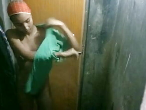 প্রতিবেশীর মোবাইলে বন্দী শাওয়ারে মেয়ের সেক্সি নীল ভিডিও