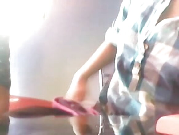 মাল্লু কফি ক্যাফেতে সেক্সি হিন্দি সিনেমা দেখান