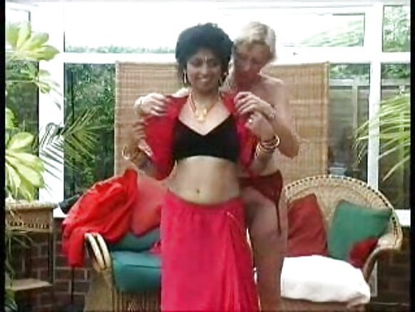 হোলি এবং পমিন্দ্র সেক্সি হোলি মুভি ইংরেজিতে