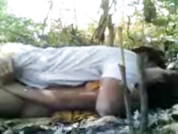 হট ভারতীয় মেয়ে তার সুখী বয়ফ্রেন্ডের সাথে একটি সেক্সি সিনেমা দেখার বাইরে উপভোগ করছে