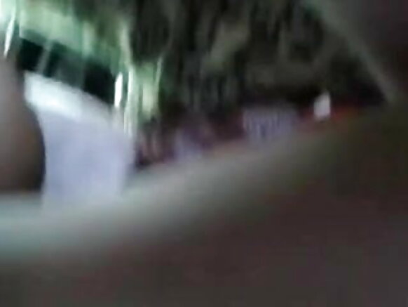 খুব হট ভারতীয় এবং সেক্সি গার্লফ্রেন্ড তার বয়ফ্রেন্ডকে গাড়িতে চোদাচ্ছে