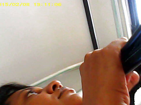 শ্রীলঙ্কান লিন্ডা মেয়ে মেয়ে আপস্কার্ট বাসে সেক্সি বাসে সিনেমা দেখছে