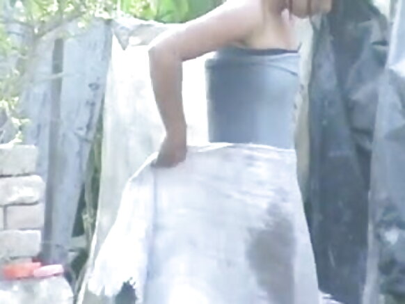 wow amazing love sexy khan desi beauty দেশী গ্রামের মানুষ বাইরে গোসল করছে