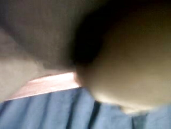 বাঙ্গালী মেয়ে আঙ্গুল ঢুকিয়ে সেক্সি শসা দিয়ে হস্তমৈথুন করছে নীল ভিডিও