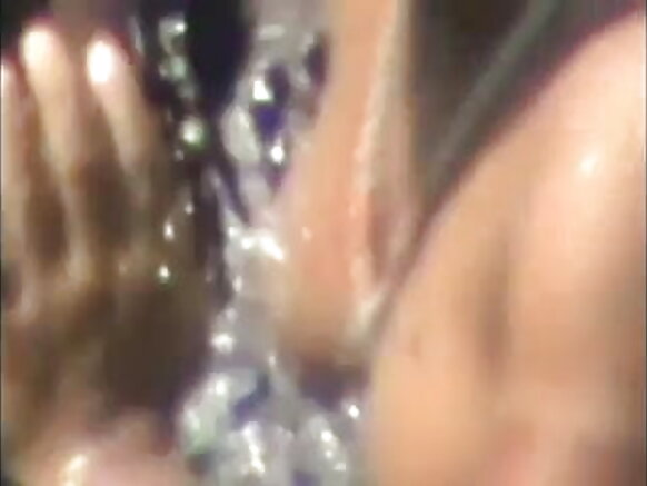 ভারতীয় শহরের নারীদের মোবাইলে উলঙ্গ অবস্থায় গোসল করতে ধরা হিন্দি মুভি সেক্সি