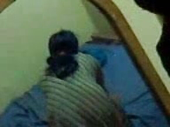 Desi aunty hindi hd sexy movie আন্টি তার স্বামীর সাথে গোপনে সেক্স করার ভিডিও ধারণ করেছে