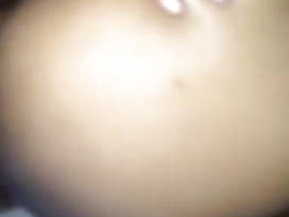 হট আরব লোক তার ভারতীয় স্ত্রীকে চুদছে যখন তার স্বামী একটি যৌন চলচ্চিত্রে কাজ করে