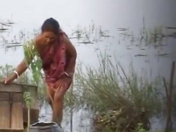 আন্টি ব্লাউজ ছাড়া স্তন দেখাচ্ছে সেক্সি হিন্দি মুভির স্তন দেখাচ্ছে 2